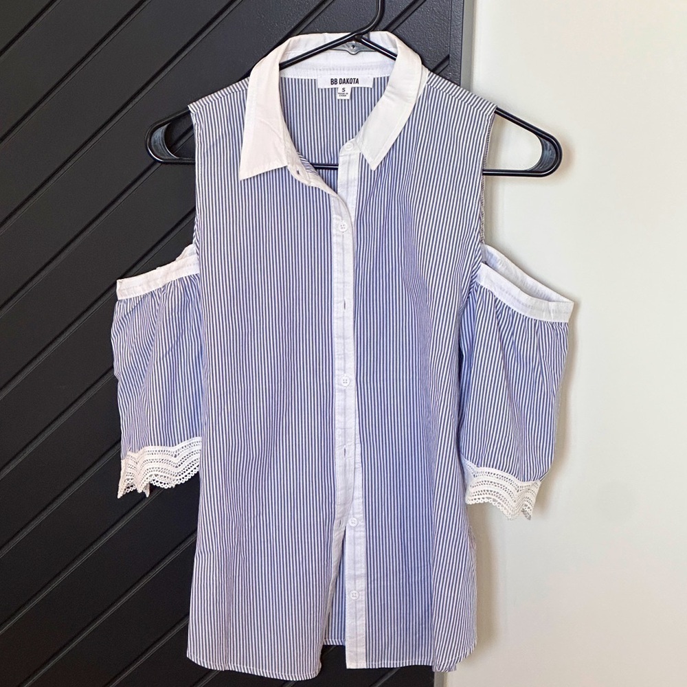 BBDakota top, cutout shoulders, lace details on sleeves. Size S. Great condition
